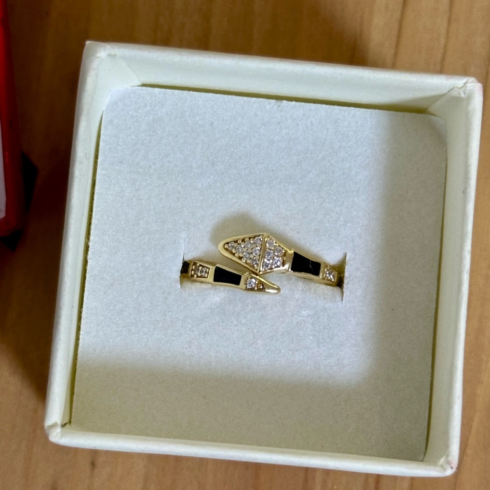 💛Elegant Gold Ring with Silver Accents.